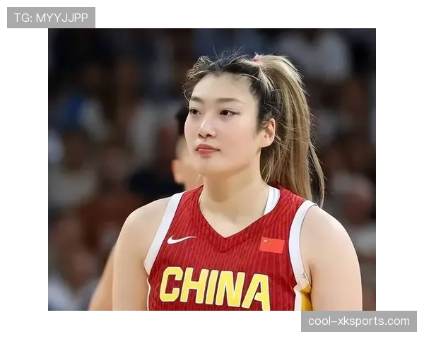 李梦训练完直接啃鸡腿，这自律和放纵切换得太丝滑了